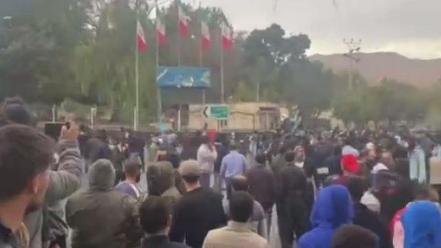 تظاهرات بزرگ در مهاباد؛ محاصره چند ساختمان دولتی و تیراندازی‌های پیاپی