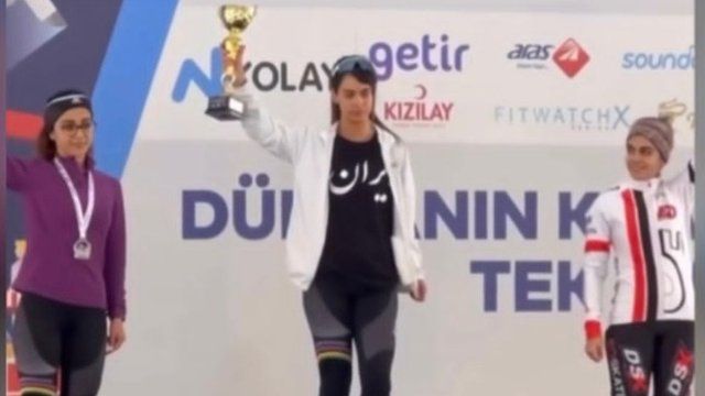 حضور بی‌حجاب نیلوفر مردانی بر سکوی قهرمانی اسکیت ترکیه؛ وزارت ورزش ایران پوشش او را «تقبیح» کرد