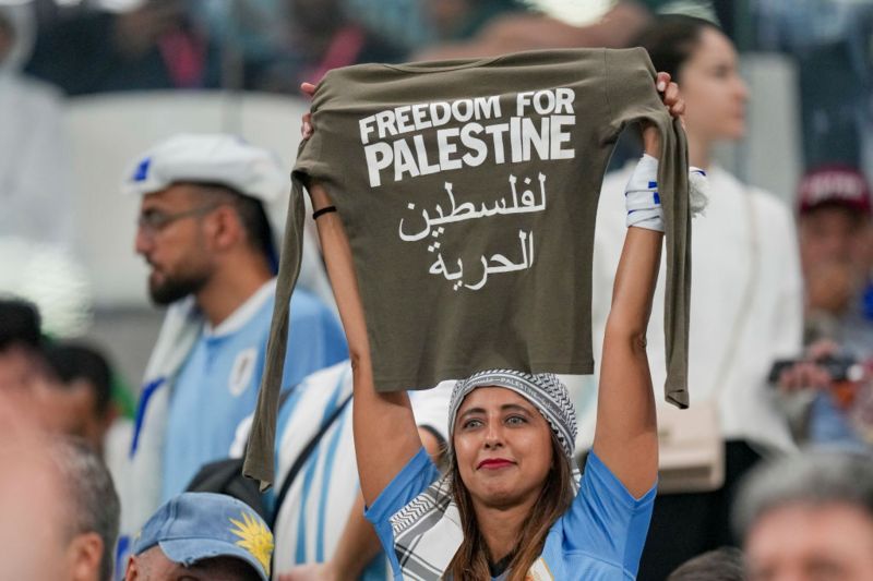 رویترز: توزیع رایگان تی‌شرت فلسطین در جام جهانی قطر، دو شب بعد از برخورد با شعار زن، زندگی آزادی