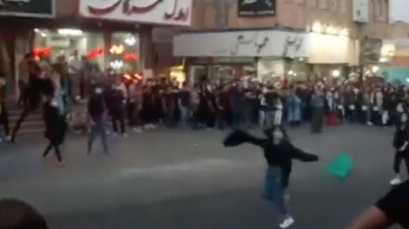 روز یازدهم اعتراضات ایران؛ حکومت سرکوب می‌کند، معترضان کوتاه نمی‌آیند