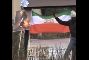 یک مخالف حکومت ایران، پرچم شیر و خورشید را جایگزین تابلوی یادبود خمینی در نوفل لوشاتو کرد