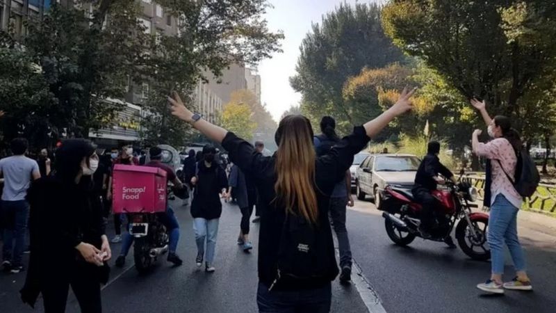 اعتراضات ایران؛ گزارش‌ها از اخراج خواهر جواد حیدری از کار و اخراج خواهر مجیدرضا رهنورد از دانشگاه