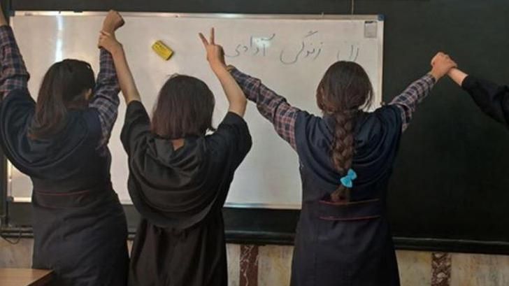 واکنش نماینده مجلس ایران به نمایش «فیلم‌های مستهجن» در مدارس دخترانه و انتقاد از تحمیل حجاب اجباری