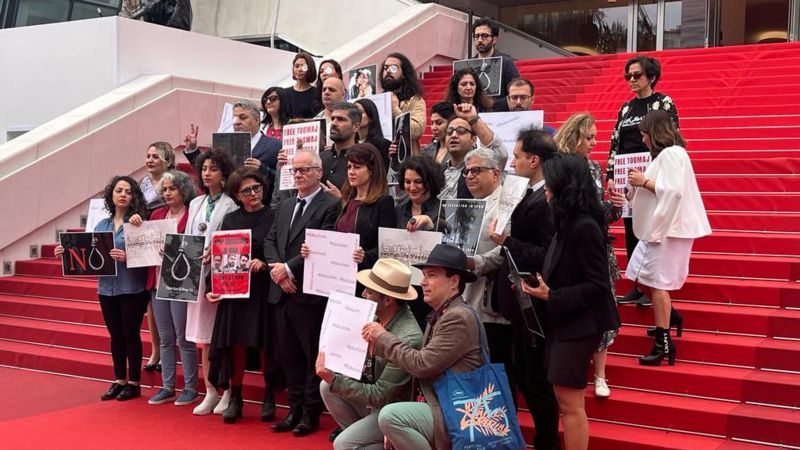 گروهی از سینماگران ایرانی در کنار دبیر جشنواره فیلم کن به اعدام‌ها در ایران اعتراض کردند