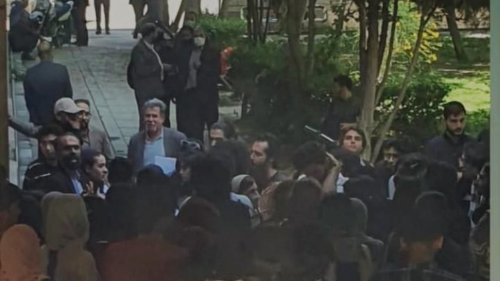 مقاومت دانشجویان دانشگاه تهران در برابر تلاش حراست برای تحمیل حجاب اجباری