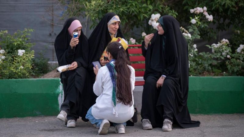 لایحه قانونی جدید برای تحمیل حجاب؛ محرومیت از خدمات دولتی و تشدید مجازات سلبریتی‌ها