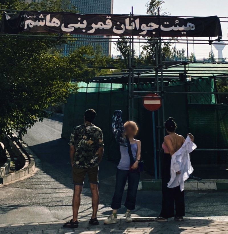 رسانه‌های حکومتی ایران مدعی «بازداشت چهار نفر» برای انتشار عکسی با پوشش اختیاری در برابر یک هیئت شدند