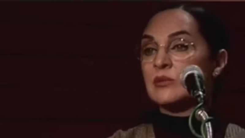 ادامه اعتراض‌ها به حجاب اجباری؛ رویا نونهالی، بازیگر سینمای ایران بدون روسری سخنرانی کرد