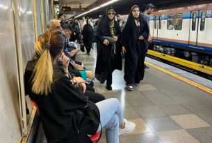 تذکر حجاب با دوربین و عکس‌برداری در مترو تئاتر شهر تهران