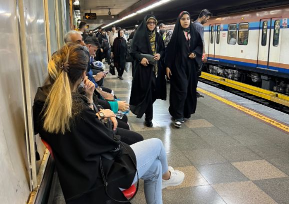 تذکر حجاب با دوربین و عکس‌برداری در مترو تئاتر شهر تهران